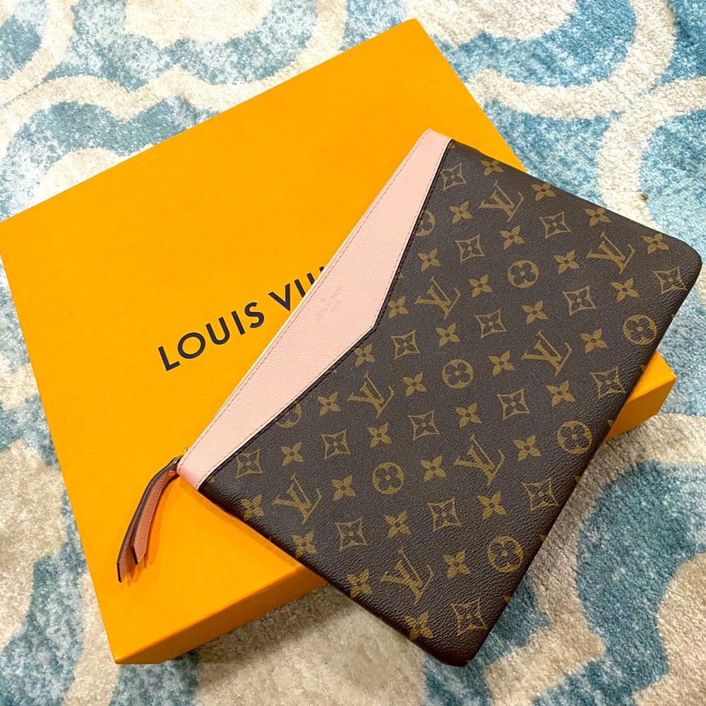 Clutch authenticLouisVuitton leather.Used3 times.